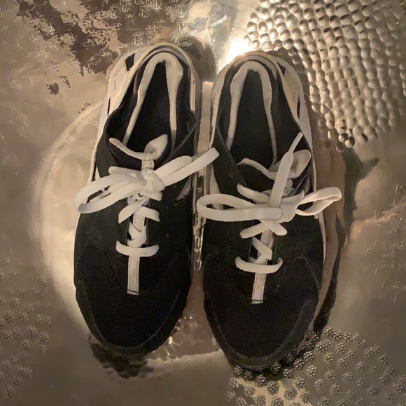 Boys Black and White Nike huaraches - Picture 4 of 5